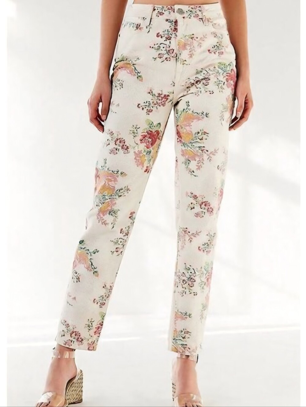 BDG-HIGH Rise Floral Mom Jeans (Size:28) Waist: 14" Rise: 11" Inseam: 28"